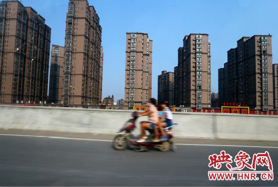 三環(huán)快速路開通后，仍有一些電動車違規(guī)上橋。