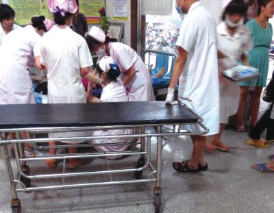 9月22日，在湖南省醴陵市第二醫(yī)院，爆炸事故傷員在接受救治（手機拍攝）。新華社發(fā)
