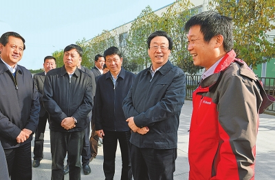 　11月4日下午,省委書記、省人大常委會(huì)主任郭庚茂在襄城縣精美鞋業(yè)有限公司調(diào)研。記者 杜小偉/攝