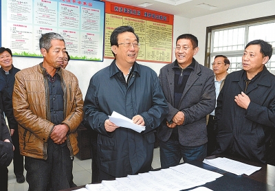 11月25日下午，省委書記、省人大常委會主任郭庚茂在延津縣石婆固鎮(zhèn)集北村與村民親切交談。