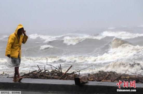 　當地時間12月8日，臺風“黑格比”橫穿菲律賓，掀起狂風巨浪，沿海城市的居民已轉移至安全地帶。