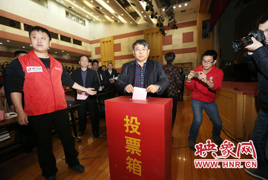 省委宣傳部副部長(zhǎng)、省新聞出版廣電局局長(zhǎng)朱夏炎現(xiàn)場(chǎng)投票