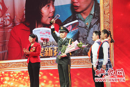 中國(guó)人民解放軍71352部隊(duì)19分隊(duì)管理員王留杰上臺(tái)接受頒獎(jiǎng)。
