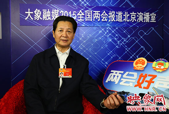 在全國政協(xié)委員、河南大學校長婁源功接受采訪。