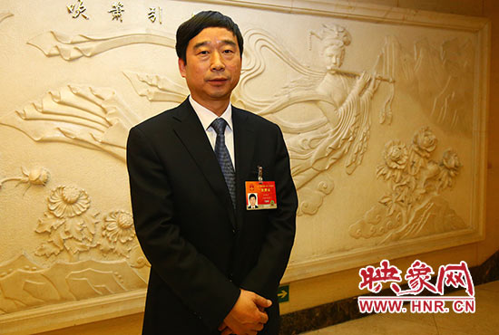 全國人大代表、信陽市委副書記、市長喬新江表示，信陽明港機場將成為鄭州航空港區(qū)有效補充。