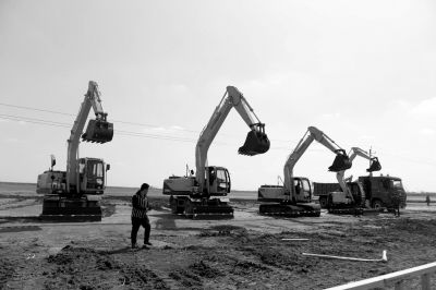 　北京現(xiàn)代滄州工廠開工儀式上，多臺(tái)挖掘機(jī)齊鳴。京華時(shí)報(bào)記者譚青攝