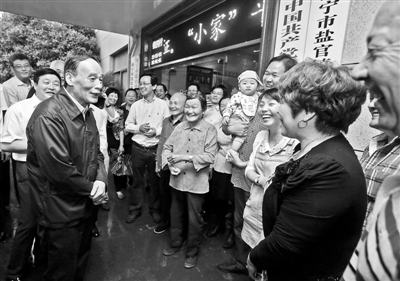 5月8日，王岐山與海寧市鹽官鎮(zhèn)桃園村黨委班子成員、老黨員和群眾親切交流供圖/新華社