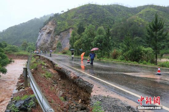 圖為5月19日，江西贛州石城縣珠坑鄉(xiāng)塘臺村通往福建寧化縣的公路出現(xiàn)塌方。陳小強 攝