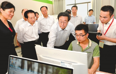　　5月22日，省委書記、省人大常委會(huì)主任郭庚茂在河南網(wǎng)商園調(diào)研。記者杜小偉攝