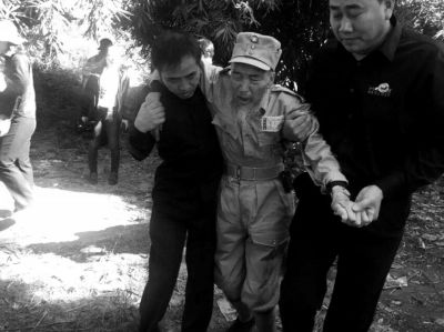 89歲老兵繆焜得知不能接到遺骸后嚎啕大哭。組織方供圖