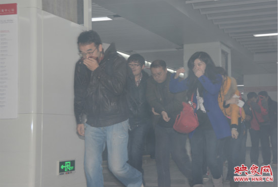 演習(xí)中，地鐵乘客從地鐵車(chē)廂中跑出。