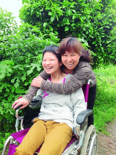 黃揚(yáng)和母親許秀梅在陽(yáng)光下好開(kāi)心。（黃珊攝）