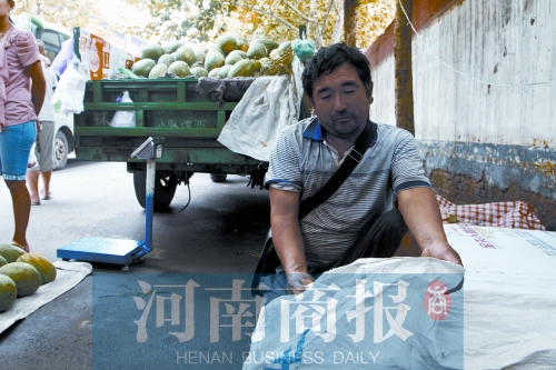 錢包就裝在這個(gè)編織袋里，枕在老陳頭下，沒想到還是被偷走了 實(shí)習(xí)生 唐韜/攝