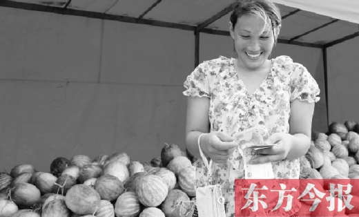 昨日，開封瓜農(nóng)史瑩瑩幸福地數(shù)著賣瓜錢