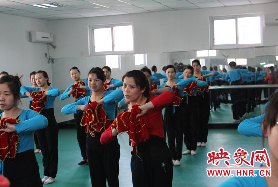 舞蹈室里，張巧英正在糾正學(xué)生的舞蹈動(dòng)作