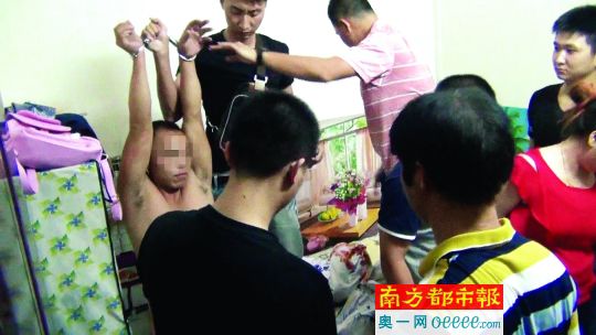 警方破門(mén)抓捕時(shí)，販毒嫌疑人未某洪正躺在床上吸毒、嫖娼。