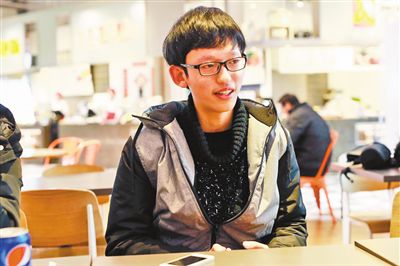 何琦驍收到了紐約大學阿布扎比分校的錄取通知書。記者 許恢毅 攝