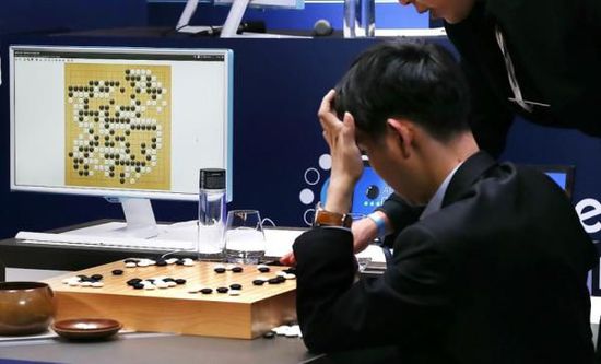 復盤階段李世石也在不停撓頭。