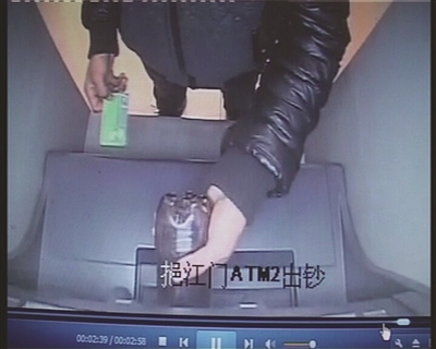 男子將可樂(lè)倒進(jìn)取款機(jī)。