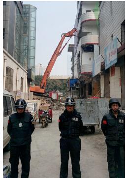 根據(jù)《太原市和小 店區(qū)平陽路街道親賢城中村改造拆遷安置補(bǔ)償方案》，結(jié)合親賢實(shí)際，親賢社區(qū)補(bǔ)償安置采取“商業(yè)用房安置+小戶型公寓住宅安置+貨幣補(bǔ)償”的方式，其中每分 （0.1 畝）置換商業(yè)用房50平方米+小戶型公寓住宅80平方米+貨幣補(bǔ)償20萬元人民幣。（拍攝：2015年9月17日）