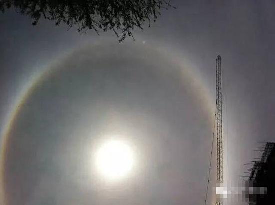 上?，F(xiàn)UFO 專家稱光圈是日暈亮點(diǎn)或是飛行器(圖)