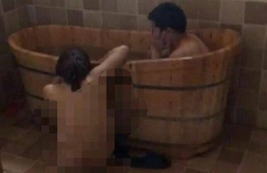 視頻顯示，一男一女赤身裸體地在浴盆中洗澡。