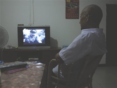 昨日，古藺，69歲的楊正元獨(dú)自在家看電視