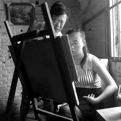 　女兒畫畫，父親在一旁指導(dǎo)