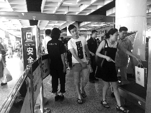 南京地鐵新街口站，大多數(shù)市民自覺配合安檢