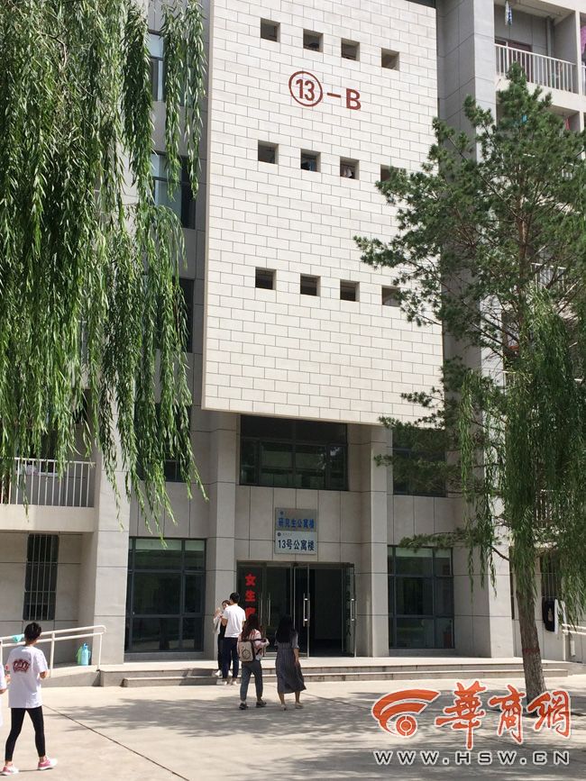8月30日，榆林學(xué)院有學(xué)生發(fā)微博對女生宿舍樓住進(jìn)男生提出質(zhì)疑。9月3日，學(xué)校宣傳部門回應(yīng)，女生宿舍樓里確實(shí)住著3名男研究生，但該樓的格局是套間，跟單元房一樣是獨(dú)立的，大學(xué)應(yīng)有包容的精神。