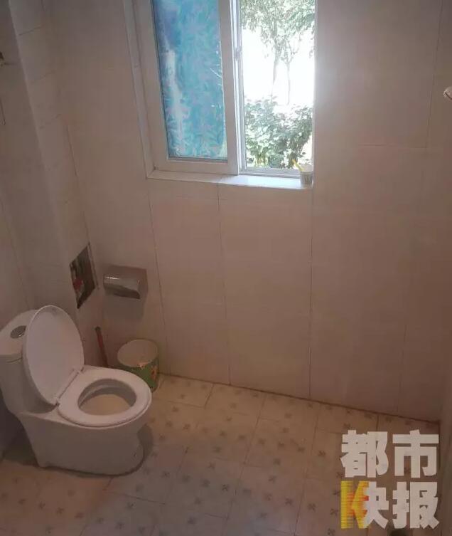 西安市戶縣草堂鎮(zhèn)的李家?guī)r村，有多戶人家經(jīng)營著農(nóng)家樂，但昨晚發(fā)生的這件事情打破了這里的寧靜。村民：“縣上的、鎮(zhèn)上的警察，還有村干部好多人在那兒，說是女的在衛(wèi)生間生產(chǎn)，把娃從窗子扔下來?！鞭r(nóng)家樂員工：“(聽說)直接從二樓扔下來了，呀，太殘忍了?！弊蛲淼氖?，很多人今早才聽說，震驚之余更感到惋惜。記者今天在高冠西五巷口找到了大家所說的農(nóng)家樂，一夜過去了，作為和那名女顧客有過交集的老板娘，心情仍然很沉重。