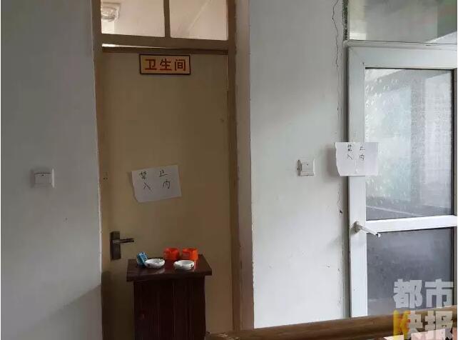 當(dāng)馮女士走出大門，繞到院子的側(cè)面時(shí)，衛(wèi)生間窗戶下方草叢中的一幕，讓她驚出了一身冷汗。農(nóng)家樂老板娘馮女士：“就是孩子，旁邊帶著胎盤?！弊蛲硎稽c(diǎn)半事發(fā)后，馮女士報(bào)了警，很不幸，男嬰已經(jīng)死亡。涉及的兩個(gè)房間，暫時(shí)被封鎖，里面已經(jīng)清理干凈。隨后記者也從轄區(qū)草堂派出所了解到，這兩男一女三人是朋友關(guān)系，女子的年齡大概是二十二三歲。該女子事發(fā)后被送往醫(yī)院，同行的兩名男子當(dāng)時(shí)被警方帶去派出所接受了筆錄調(diào)查后，已經(jīng)離開了派出所。