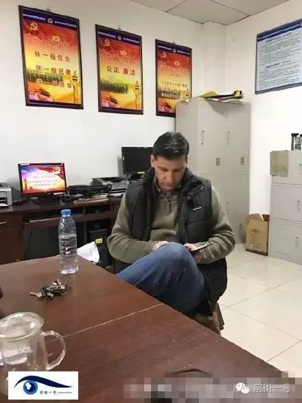 該外籍男子在派出所接受詢問。（網(wǎng)友供圖）