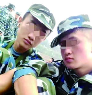 入學(xué)軍訓(xùn)時(shí)，滕某（左）和蘆海清的合影
