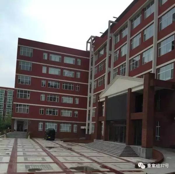 17歲高中男生教室里掐死女同學，被訴故意殺人和強奸