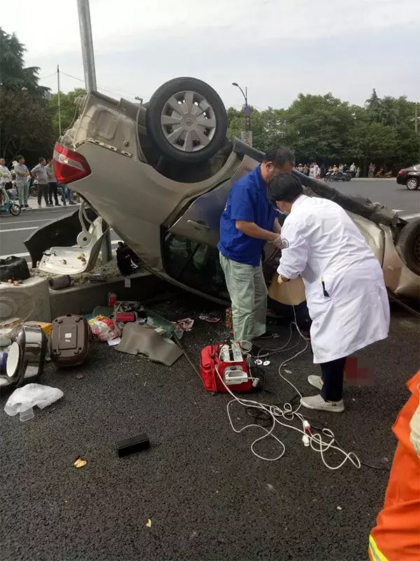 不值！小車四腳朝天司機身亡 死者只為偷幾罐奶粉