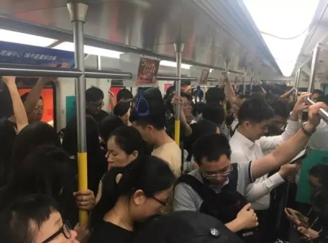 尷尬了！深圳地鐵首開女性車廂 結(jié)果塞滿男乘客