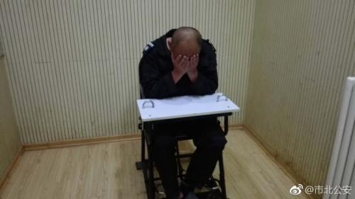  打人男子。圖片來(lái)源：青島市公安局市北分局官方微博