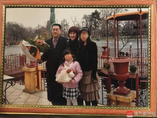回國(guó)之前的張津華和王煥凱，兩個(gè)可愛的女兒，一家四口曾經(jīng)幸福的生活。