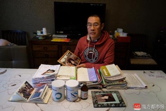 王煥凱及家人這些年照顧張津華做的護(hù)理記錄。（羅逸爵 攝）