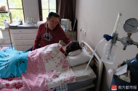 氧氣的轟隆聲，一刻不停地在這個(gè)家里“吵”了九年多。（羅逸爵 攝）
