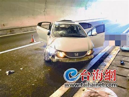 小車在龍巖高速隧道內(nèi)翻車，擋風玻璃脫落。 臺海網(wǎng) 圖