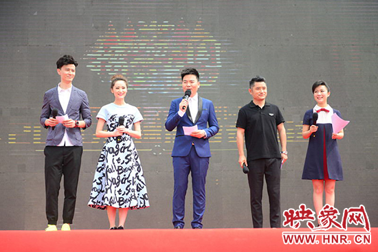 電視臺(tái)主持人與電臺(tái)主播搭檔主持，讓人耳目一新