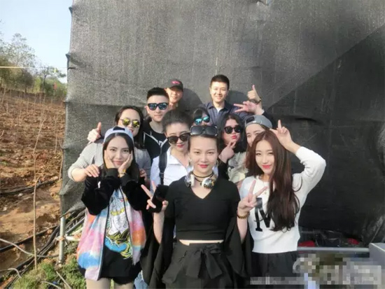 能認(rèn)出幾位超女？王佳月和其他兩位超女本周就要前往長(zhǎng)沙咯