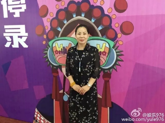 河南大愛劇團代表張艷紅講述自己帶領團里的演員參與挑戰(zhàn)的故事。