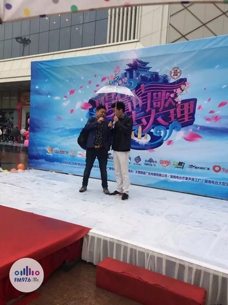 這位男士向遠在家鄉(xiāng)的妻子隔空表白，勇氣真是大大的，您對妻子的愛，已經(jīng)超越萬水千山。