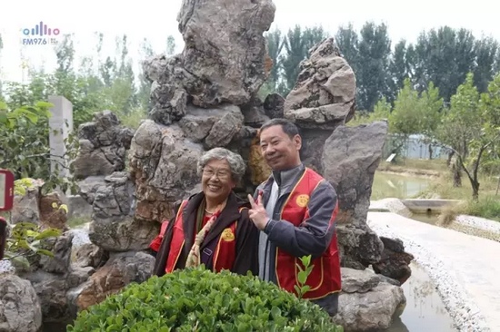 爺爺奶奶叔叔阿姨被盛運(yùn)莊園的景致吸引，紛紛拍照留影