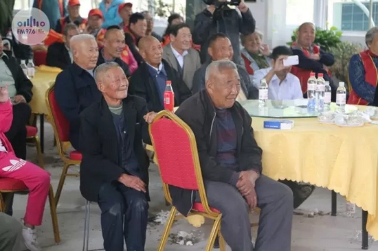 臺上展風(fēng)采，臺下笑開懷