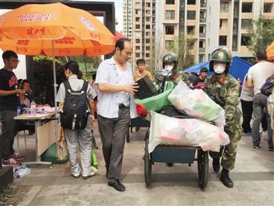 9月8日，天津?yàn)I海海港城小區(qū)，武警幫助居民搬東西。