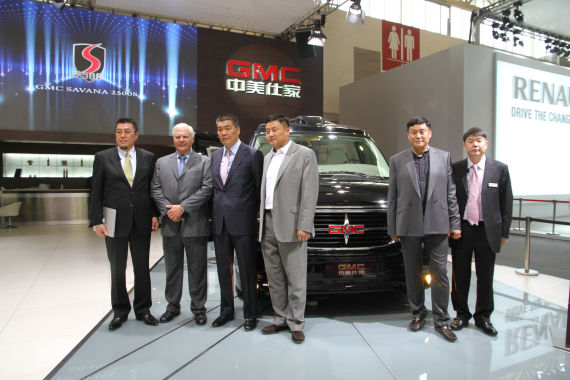 北京國際車展上，全新GMC S系列頂級(jí)商務(wù)車在亞太區(qū)首發(fā)。圖為企業(yè)領(lǐng)導(dǎo)與新車合影。